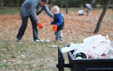 Nettoyage d’un parc public après une fête locale