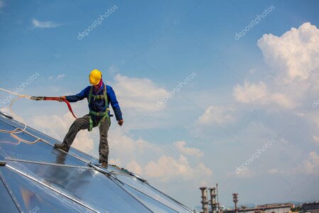Technicien certifié travaillant en sécurité avec harnais et cordes