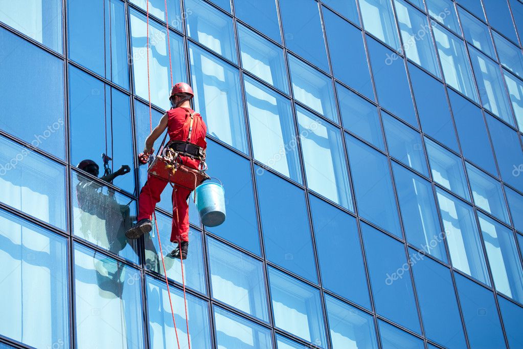 Nettoyage de façade par cordistes sur un immeuble résidentiel