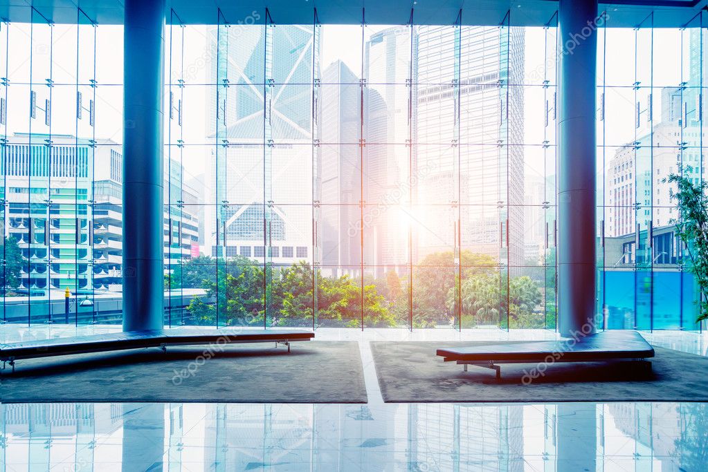 Lavage de grandes baies vitrées intérieures dans des bureaux